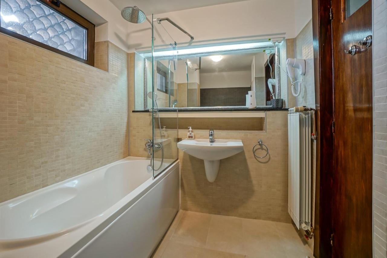 Appartamento Lovely - 3 Bdr. Serviced In Old Town Bucarest