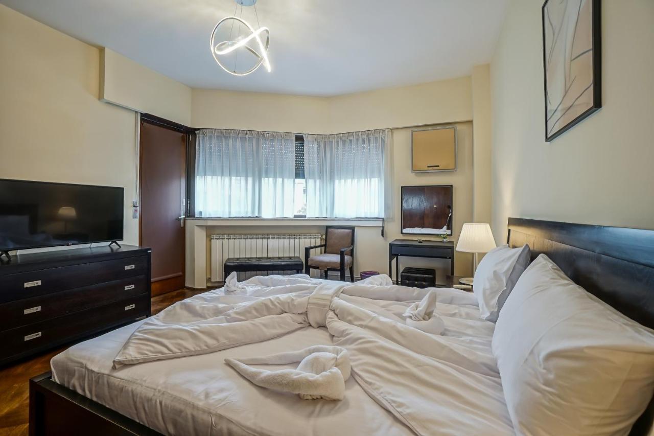 Lovely - 3 Bdr. Serviced In Old Town Bucarest