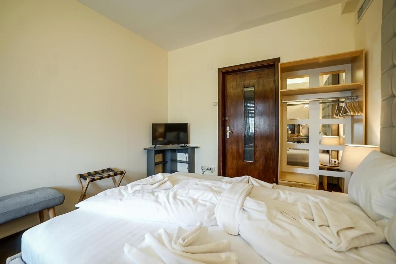 Lovely - 3 Bdr. Serviced In Old Town Bucarest
